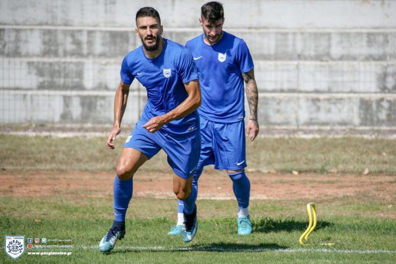 choris okto paiktes anachorei gia larisa o pas