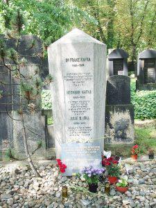 Φραντς Κάφκα, ο συγγραφέας του παραλόγου, μια αγνοημένη «διαθήκη» και η δίκη των «φυλακισμένων χειρογράφων»   55 τάφος Κάφκα Custom