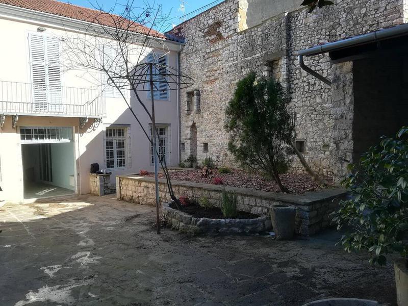 Πορτραίτα και φωτογραφίες των Ευεργετών στο γραφείο του Τμήματος Κληροδοτημάτων 55 oikiatzavelaavli