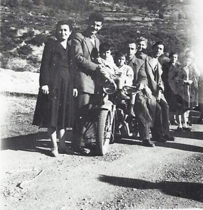 Μέμος Χριστόφορος στη Λούτσα με τη γυναίκα και τα παιδιά του Κο Custom