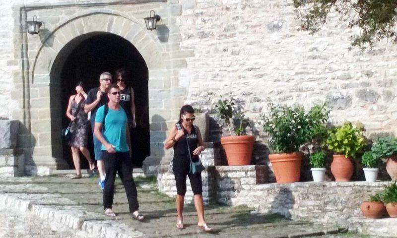 προσκυνητές μονή Τσούκας Custom