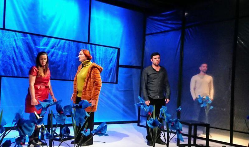 ΓΥΑΛΙΝΟΣ ΚΟΣΜΟΣ παράσταση 1 Custom