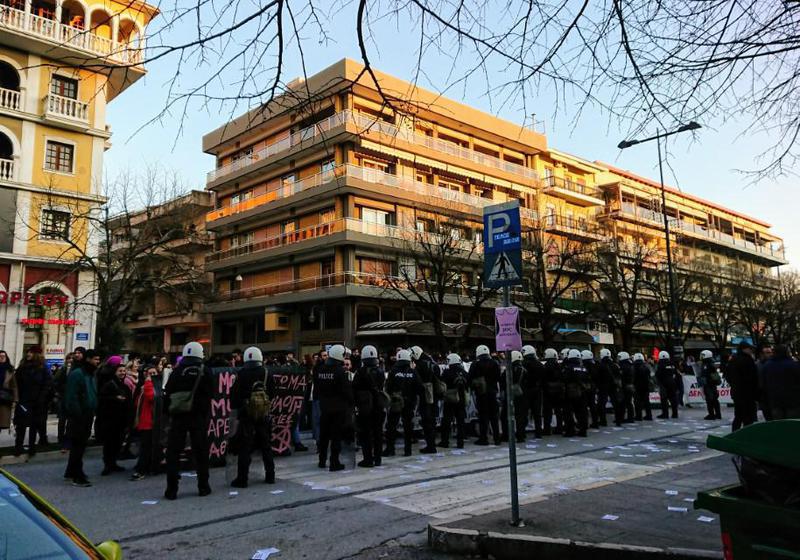 Αφήστε με να ζήσω Custom