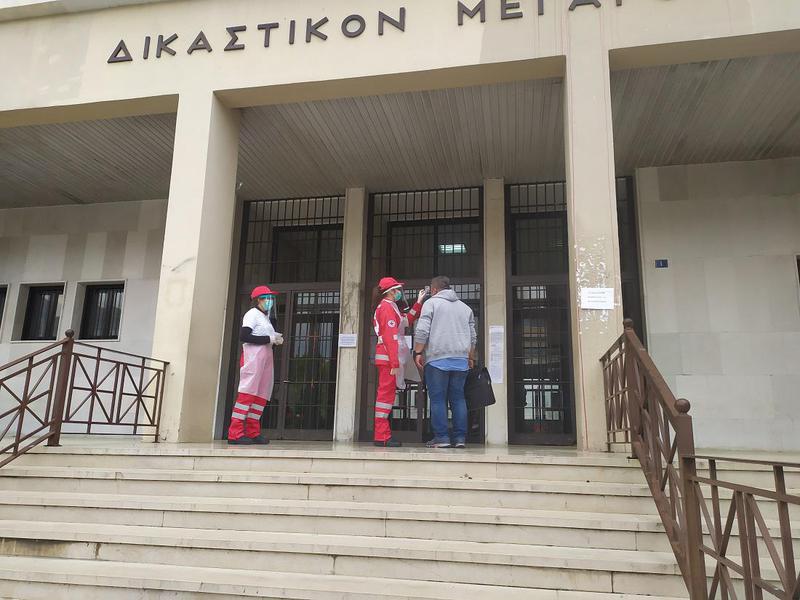 Δικαστικό Μέγαρο- Επιτρεπτή η είσοδος μόνο μετά από θερμομέτρηση 55 thermometrisi dikastiko 1