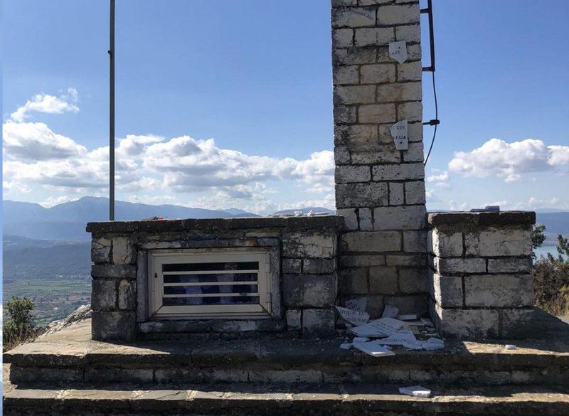 mnimiomavili vandalismos