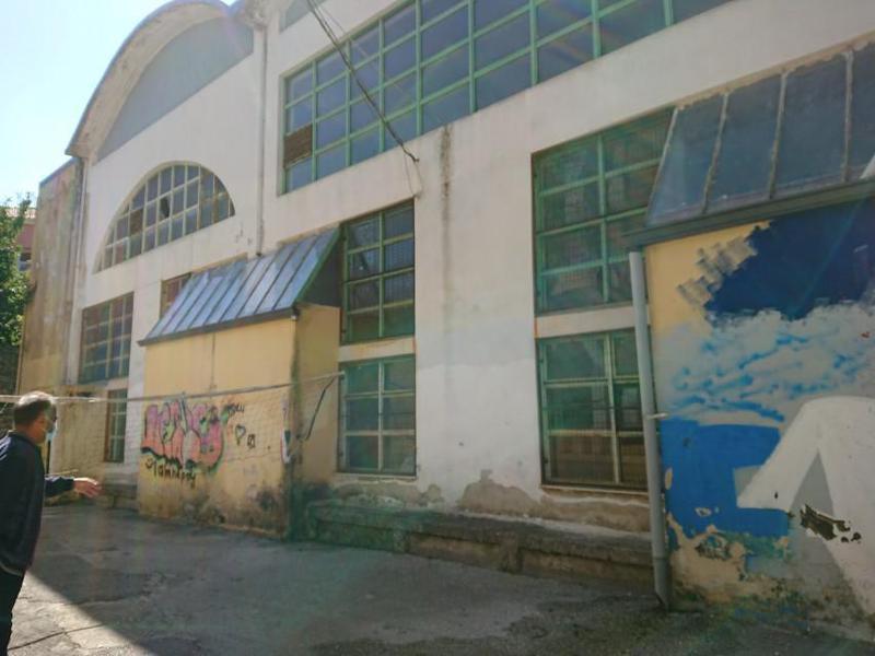 Γυμναστήριο 1ου Γυμνασίου Ιωαννίνων: Ξεχασμένο στον χρόνο, παρατημένο στην τύχη του 59 γυμναστήριο 1ου γυμνασίου εξωτερικό Custom