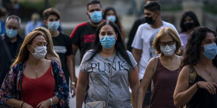 gynaikes me maska piso antres