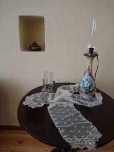 Στο υποβλητικό αρχοντικό της Ισμήνης Τζαβέλλα 55 ΑΡΧΟΝΤΙΚΟ ΙΣΜΗΝΗΣ ΤΖΑΒΕΛΛΑ ΕΣΩΤΕΡΙΚΟ 1 Custom