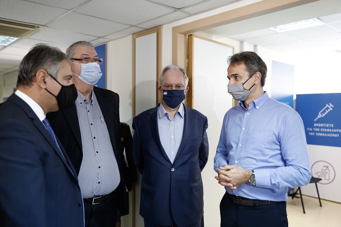 Μήνυμα σε νέους και ηλικιωμένους για άμεσο εμβολιασμό 57 mitsotakis emvoliastikokentro 2