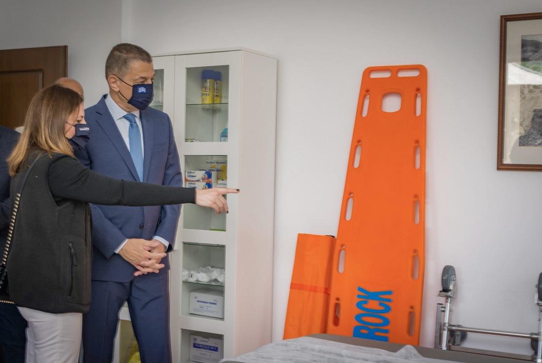 Παρουσία Αλκ. Στεφανή τα εγκαίνια ενός σύγχρονου ιατρείου στο Συρράκο 55 stefanis iatreiosyrrako 1