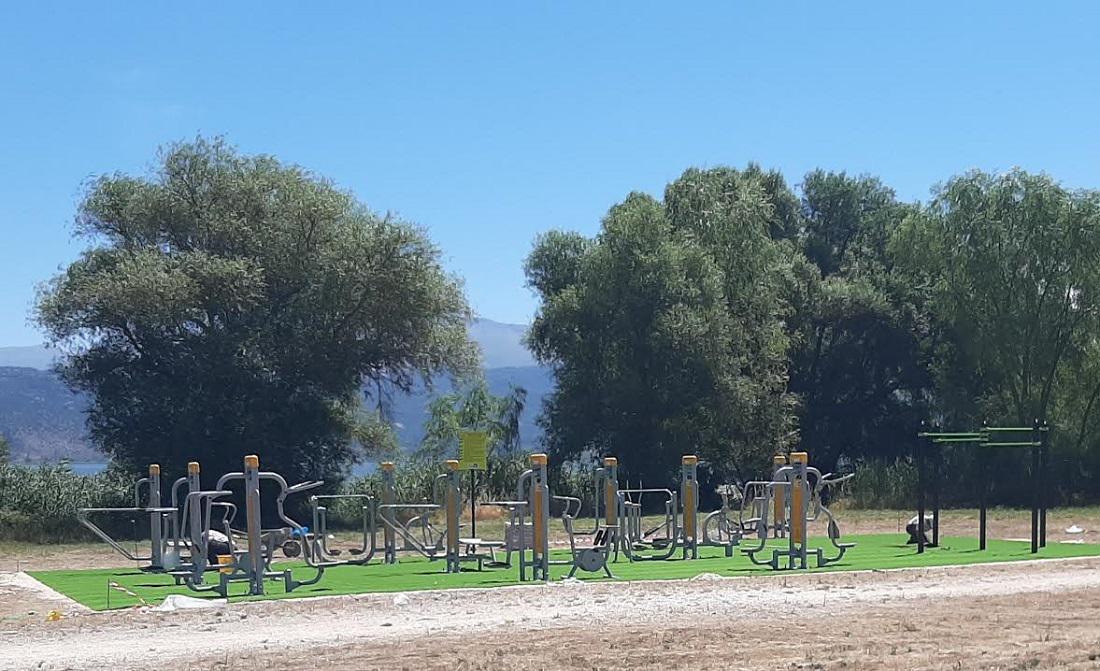 Υπαίθριο αθλητικό πάρκο δίπλα από τη λίμνη 55 athlitiko parko 2
