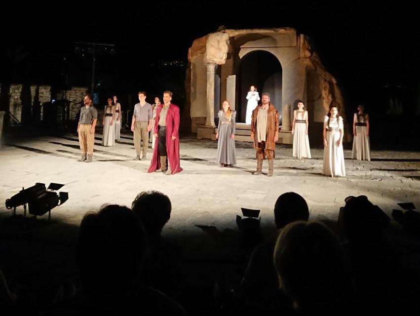 ΙΦΙΓΕΝΕΙΑ ΕΝ ΤΑΥΡΟΙΣ Custom