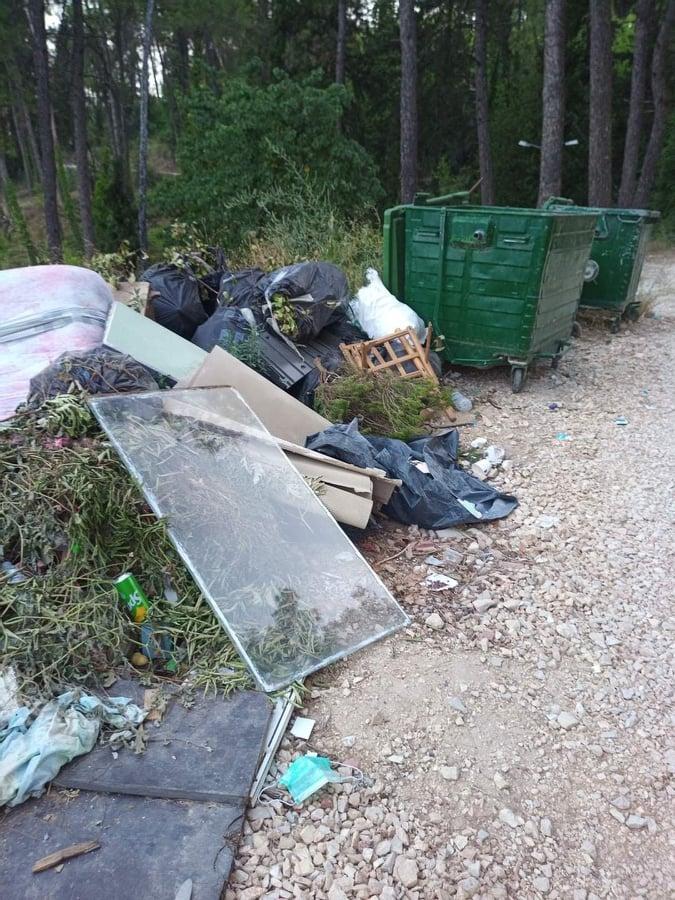 σκουπίδια στο δάσος