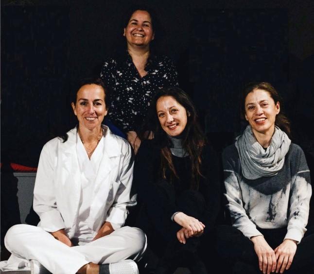 Όρθια η Αθήνα Τσικνιά με τις πρωταγωνίστριες Τάνια Παλαιολόγου Στέλλα Κατσαρού Γιολάντα Καπέρδα Custom