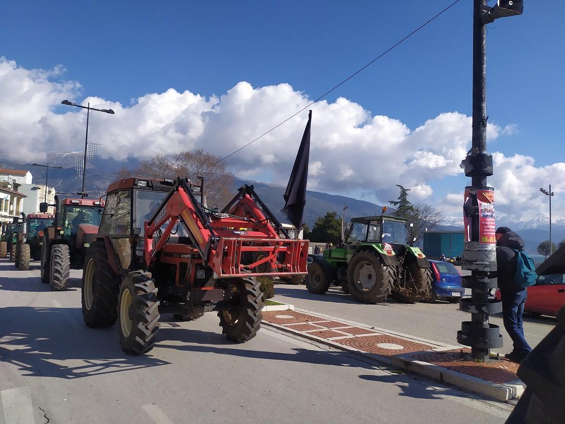 Τα τρακτέρ κατέβηκαν στην κεντρική πλατεία (φωτορεπορτάζ) 55 trakter plateia 5