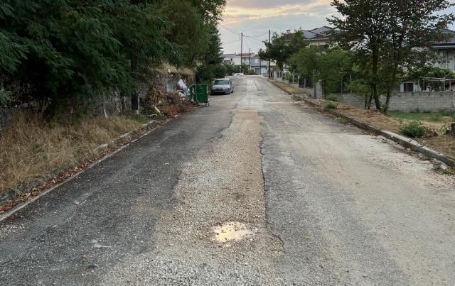 δρόμος σταυράκι έργα αποχετευτικού κάδος ξεραμένα χόρτα και παρατημένο αυτοκίνητο Custom 1