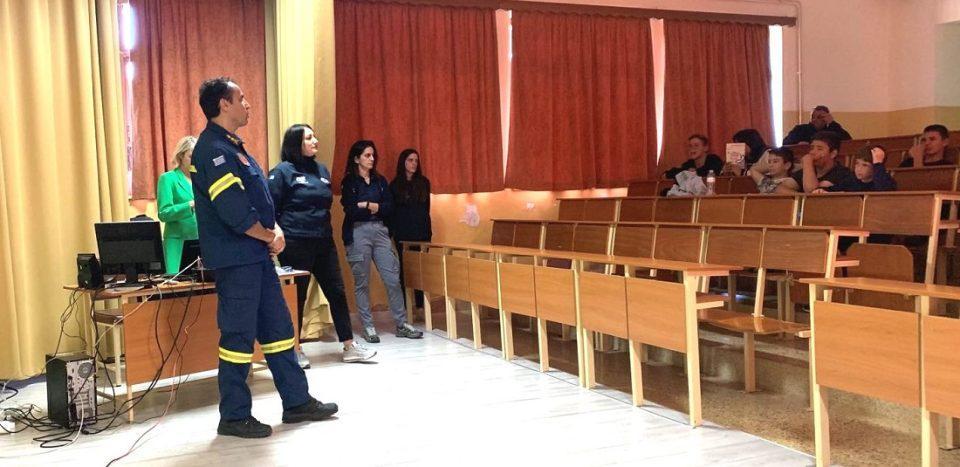 enimerosi politikiprostasia 1