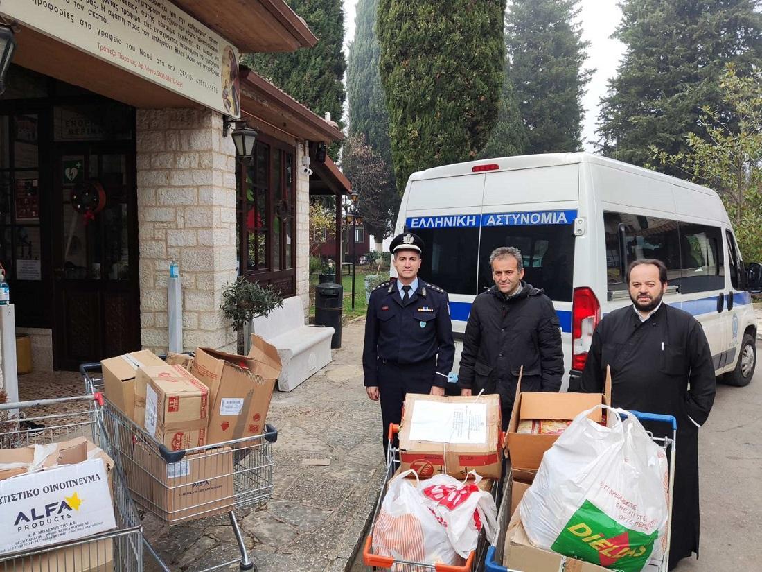 Προσφορά ειδών σε φορείς και ιδρύματα από τους αστυνομικούς 52 astynomikoi prosforaeidwn 2