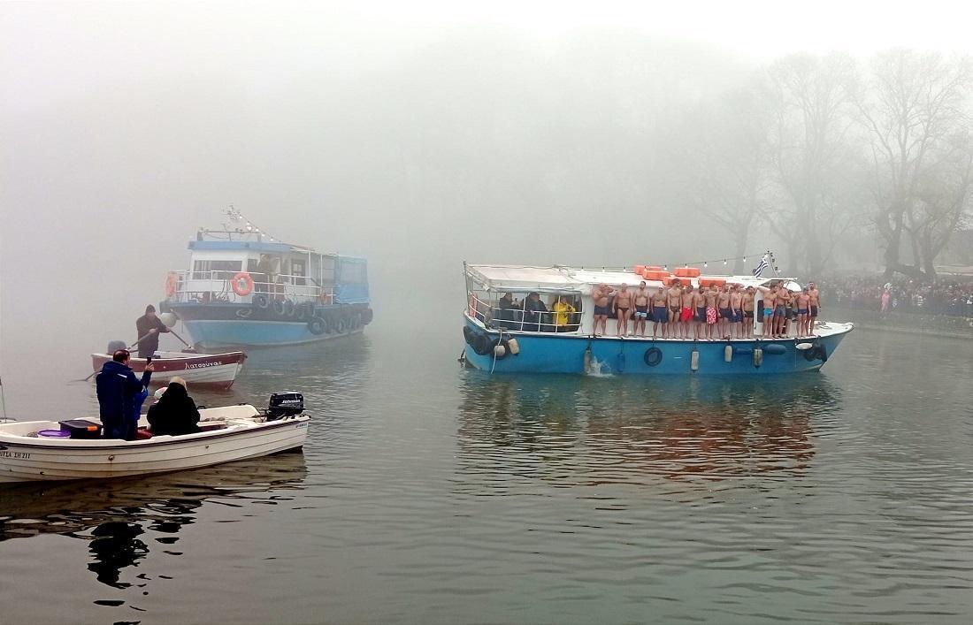 Κρύο, ομίχλη και πολύς κόσμος στον Μώλο για τον αγιασμό των υδάτων 56 theofaneia pamvotida2023 4