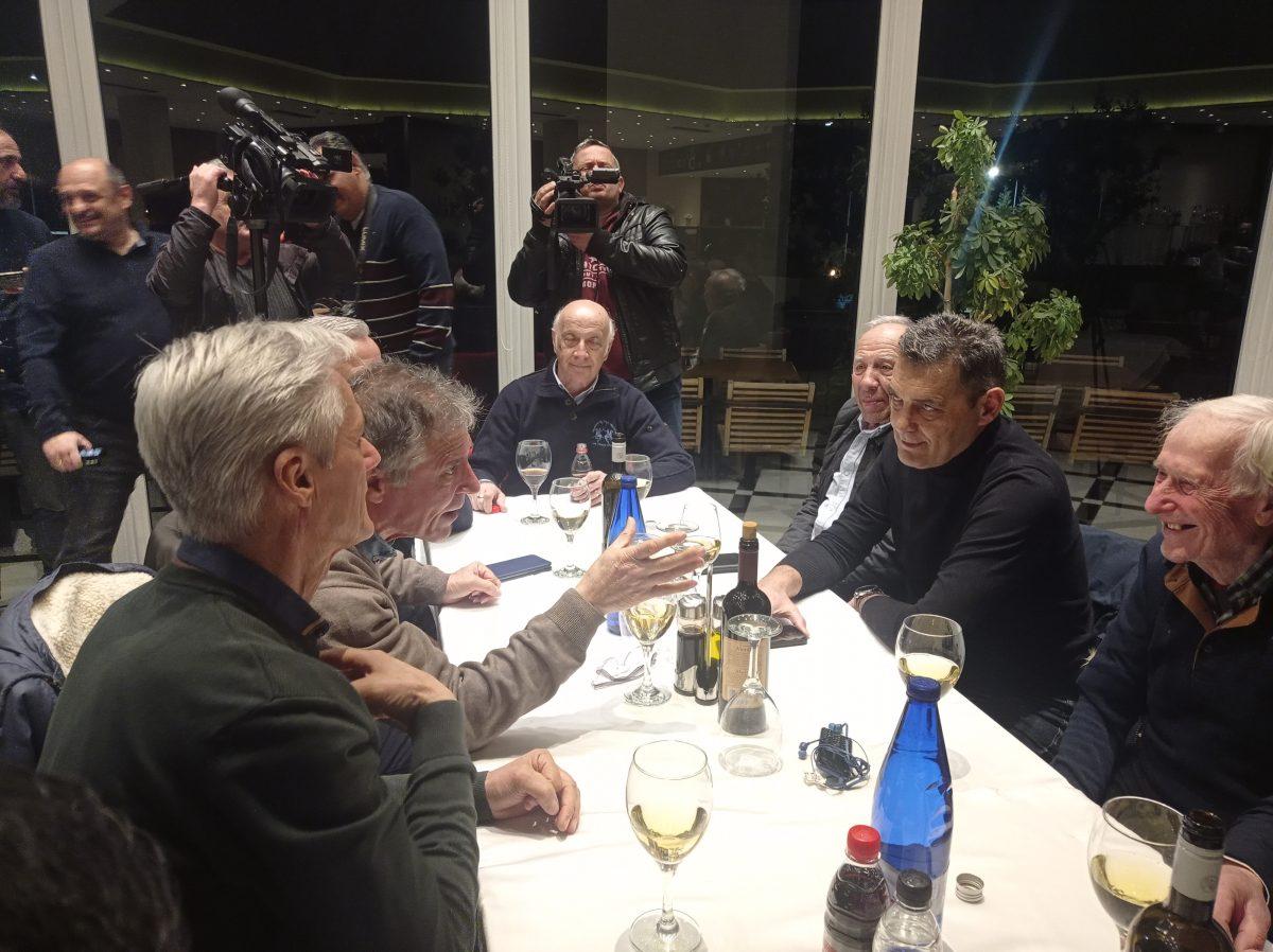 τραπεζι βετερανων scaled