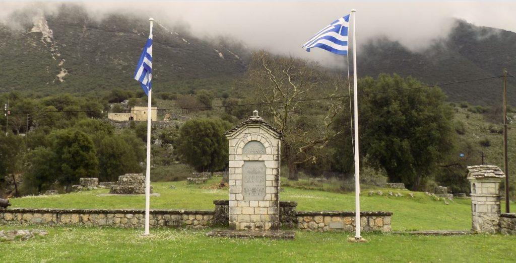 Μνημείο κατάθεσης στεφάνων και προσκλητήριο νεκρών