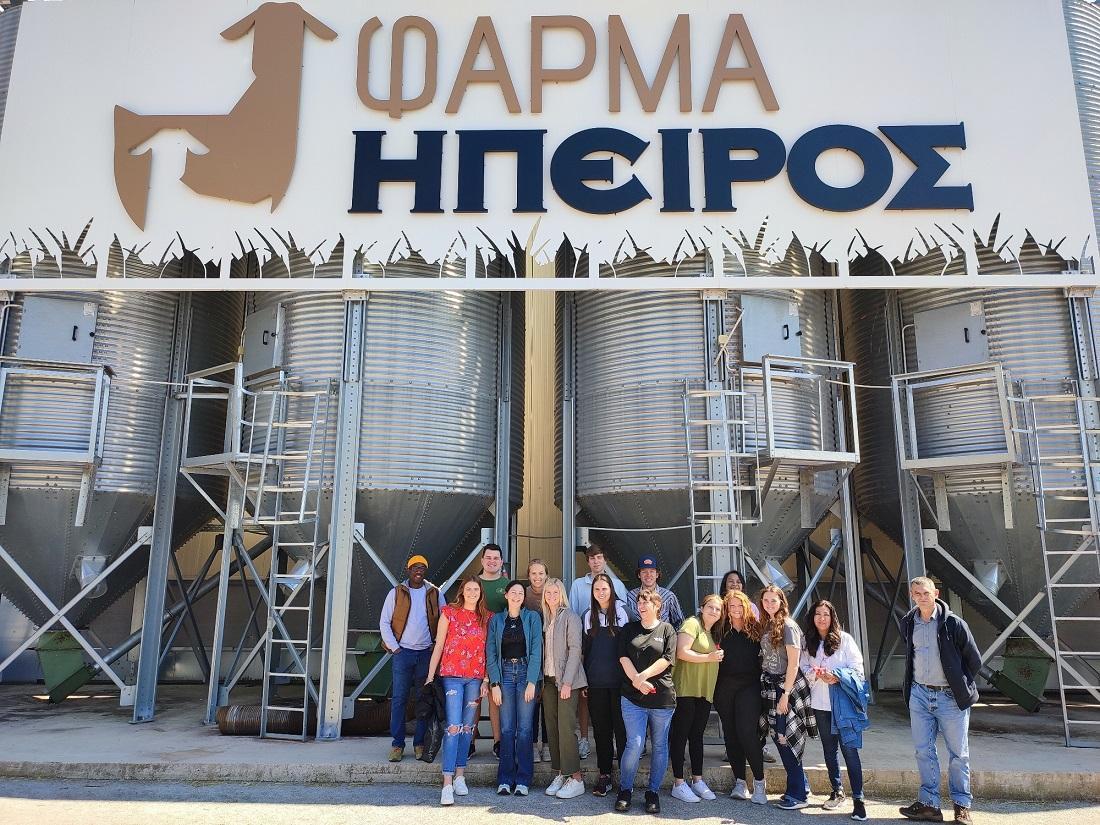 Στη «Φάρμα Ήπειρος» και την «Ήπειρος ΑΕΒΕ» φοιτητές από το Αbraham Baldwin Agricultural College 54 Farma Hpeiros Foitites 2