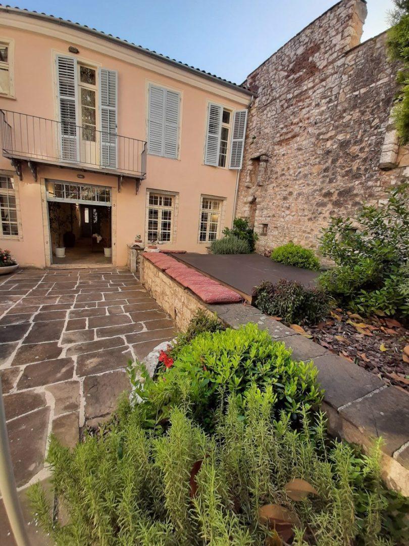 arxontiko tzavella1 scaled