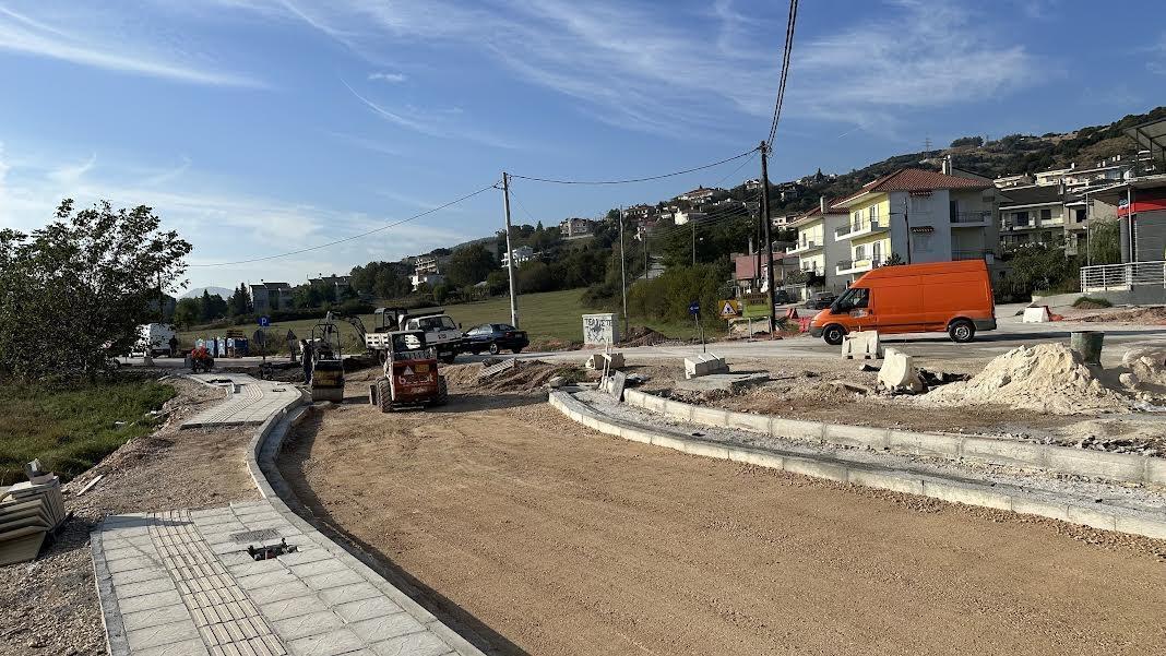Εργασίες ασφαλτόστρωσης στον μεγάλο δακτύλιο 53 komvos
