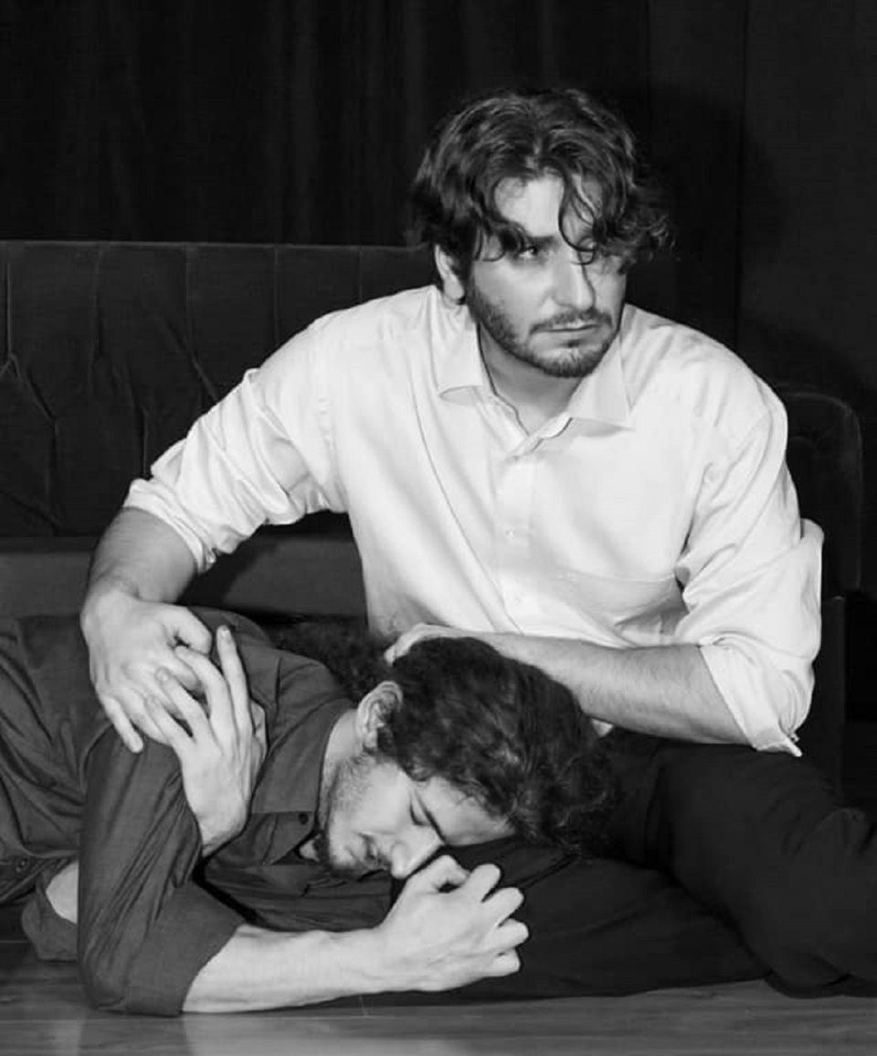 Ena kapelo gemato vroxi