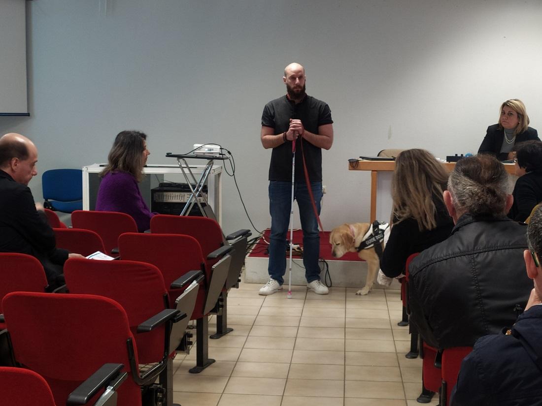 «Στα παπούτσια» των ατόμων με αναπηρία όρασης 53 KEAT Seminario 1