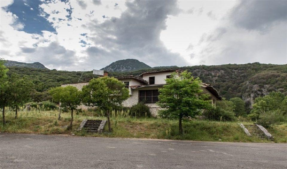 Touristiko Periptero Lourou1