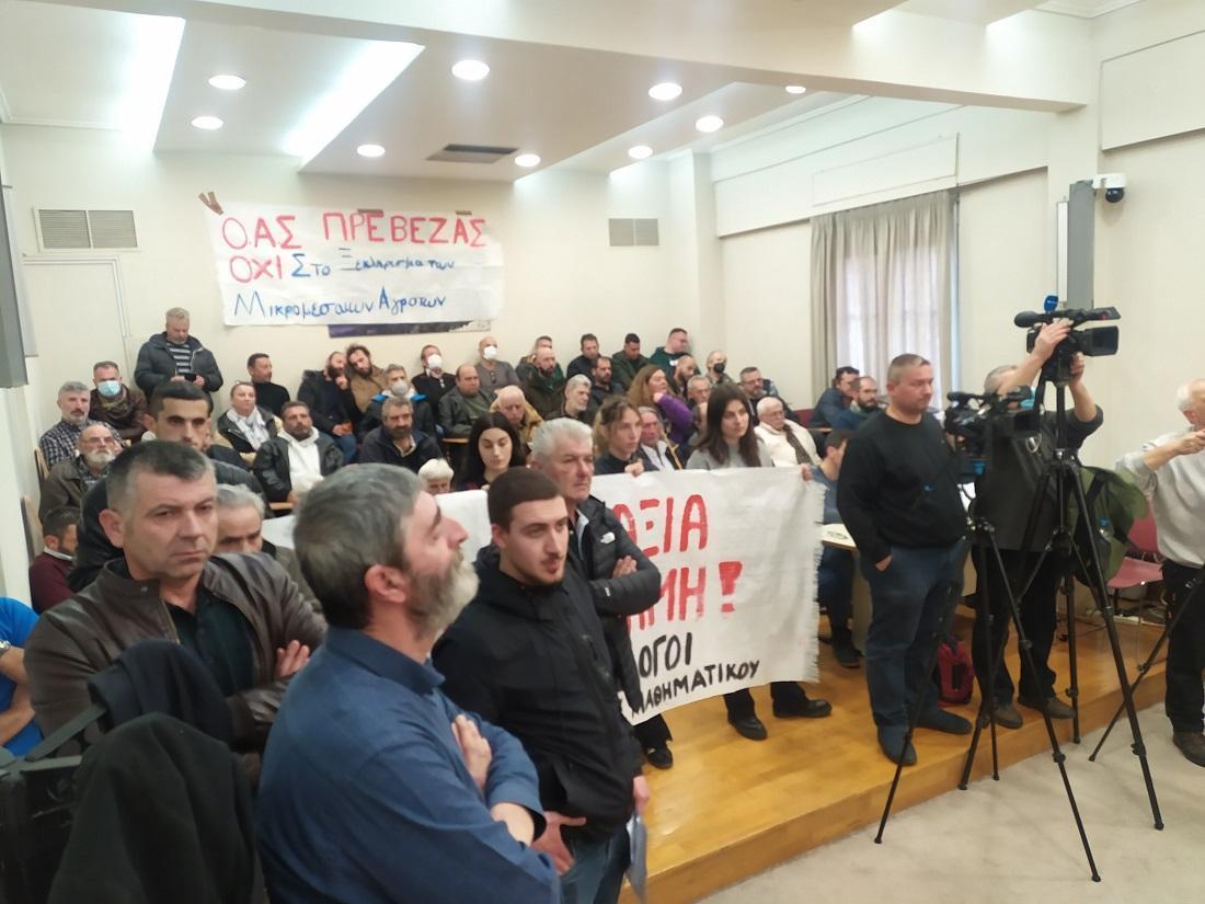 Σε κλοιό διαδηλωτών και αστυνομικών το διοικητήριο της Περιφέρειας 55 pano perifereiako symvoylio