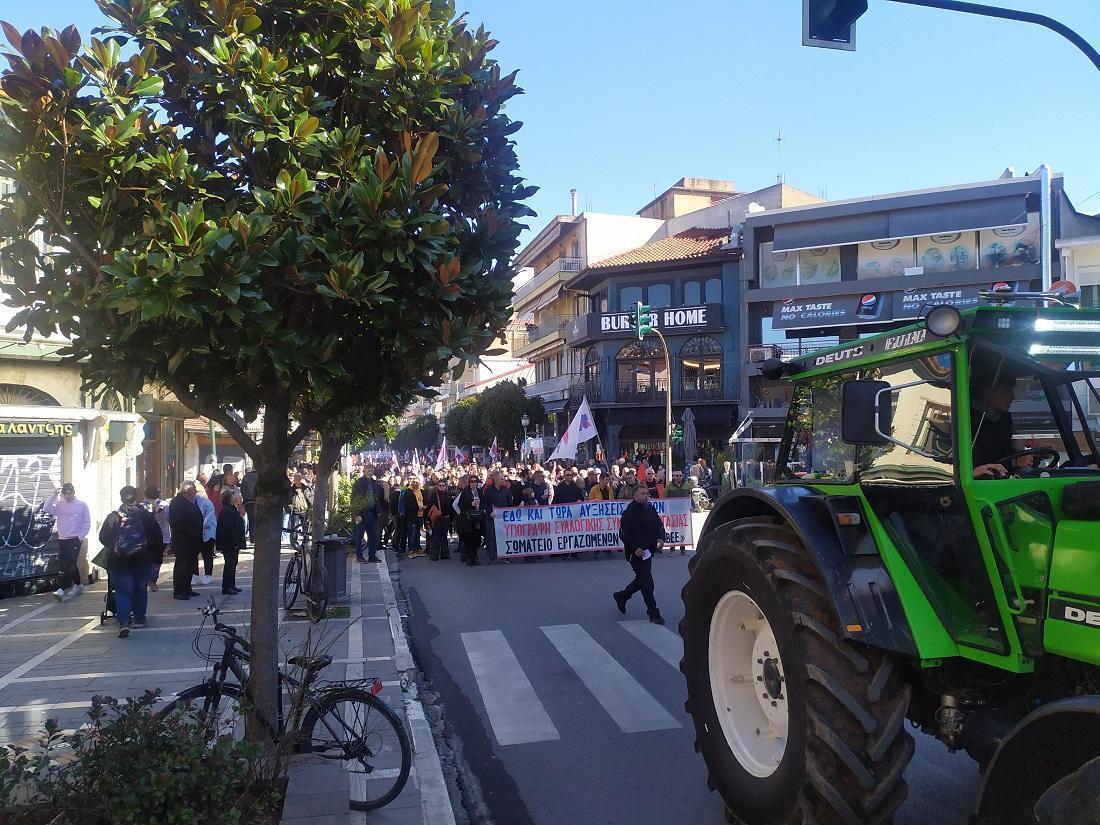 Τα τρακτέρ στην κεφαλή της πορείας 53 Poreia Tempi Trakter 1