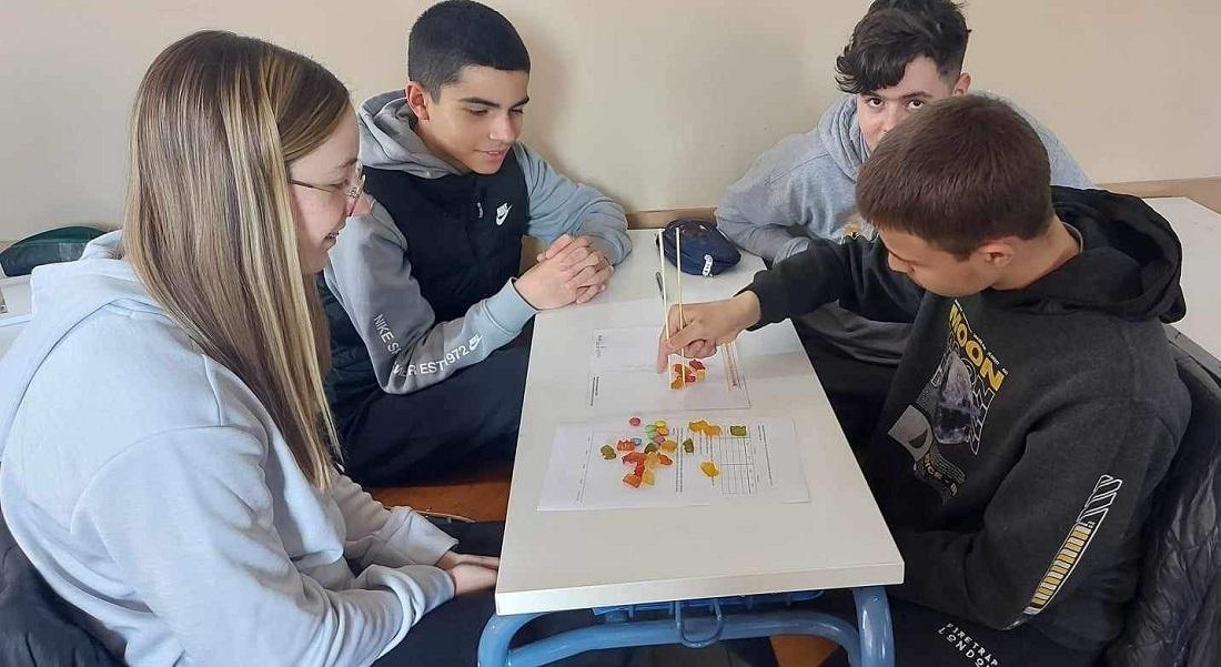 Σε πιλοτικό μάθημα για τα αντιβιοτικά τα «Δωδωναία Εκπαιδευτήρια» 55 Dwdwnaia Mathimaantiviotika 1