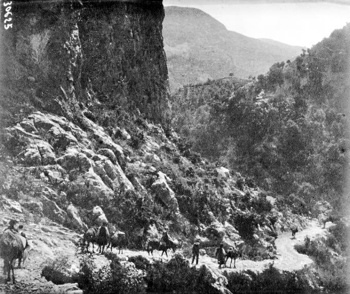 enas apomakros dromos