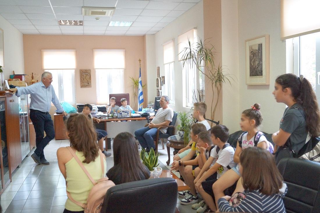 Με συμβουλές και δώρα για την υπαίθρια δανειστική βιβλιοθήκη 55 Pliakos 2o DS Eleousas