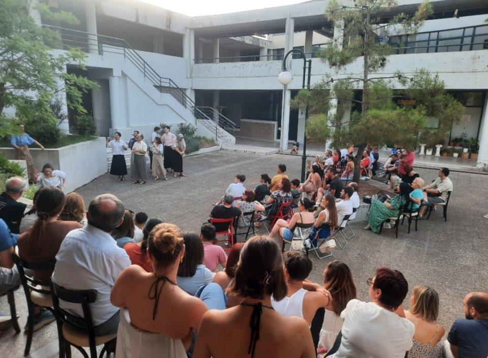 ekklisiazouses Theatriki kosmos