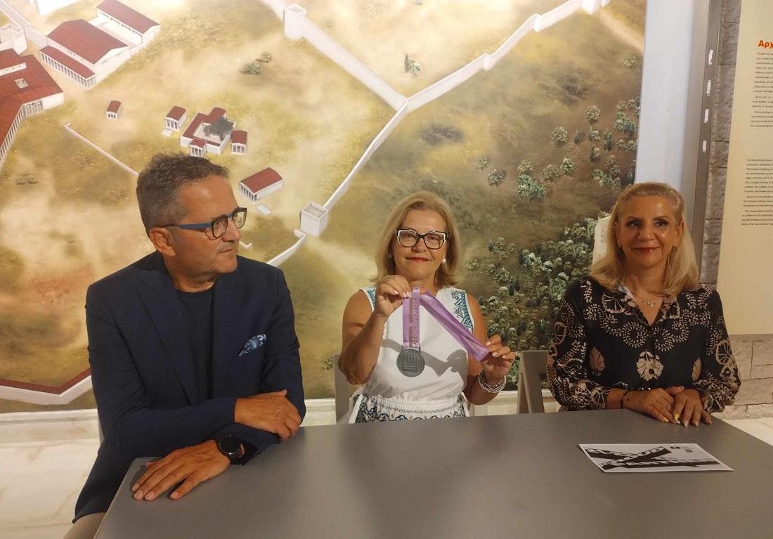 H κάτοψη του Βουλευτηρίου της Δωδώνης στο μετάλλιο του Ioannina Lake Run 2024 56 Metallio ILR2024 3