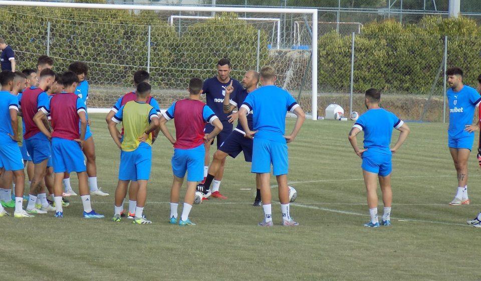 Πομς μιλα στους παίκτες