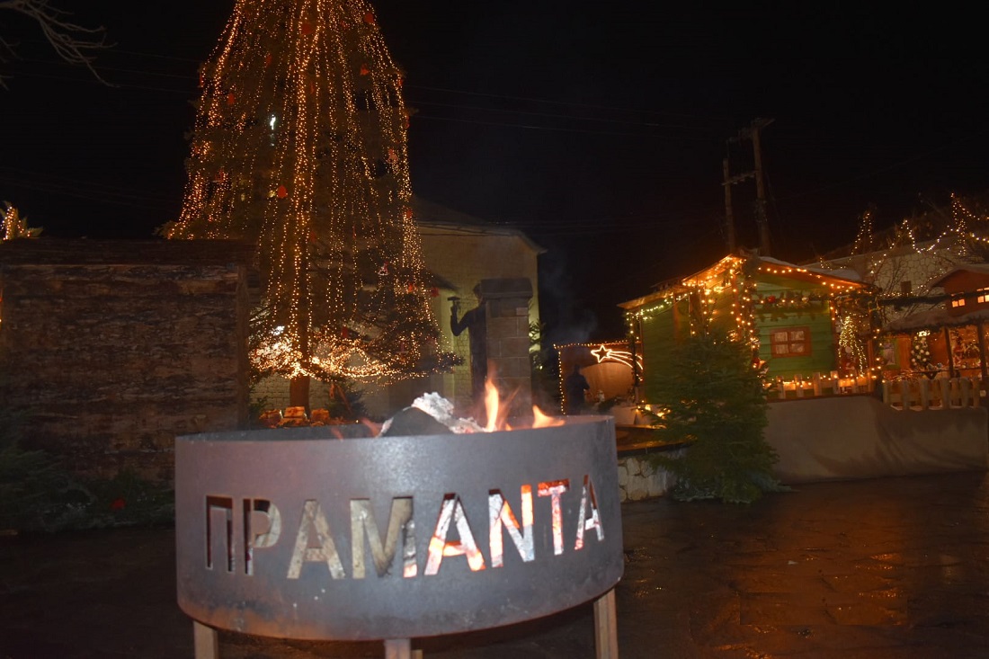 Εντυπωσιακή η φωταγώγηση του Χριστουγεννιάτικου Χωριού στα Πράμαντα 55 Xristougenniatiko Xwrio Pramanta 1
