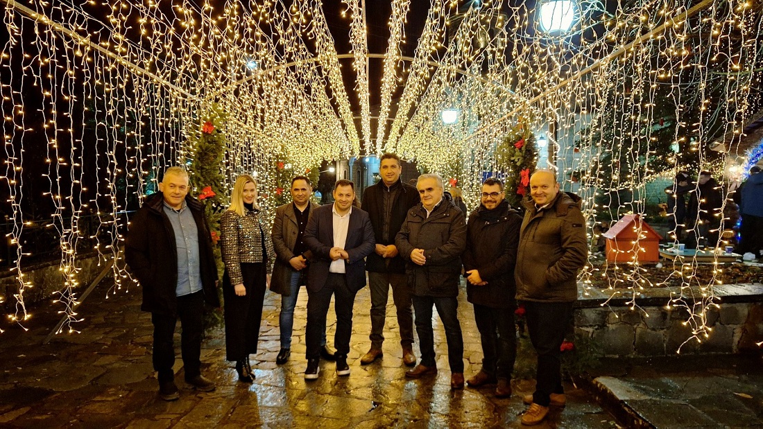 Εντυπωσιακή η φωταγώγηση του Χριστουγεννιάτικου Χωριού στα Πράμαντα 54 Xristougenniatiko Xwrio Pramanta 2