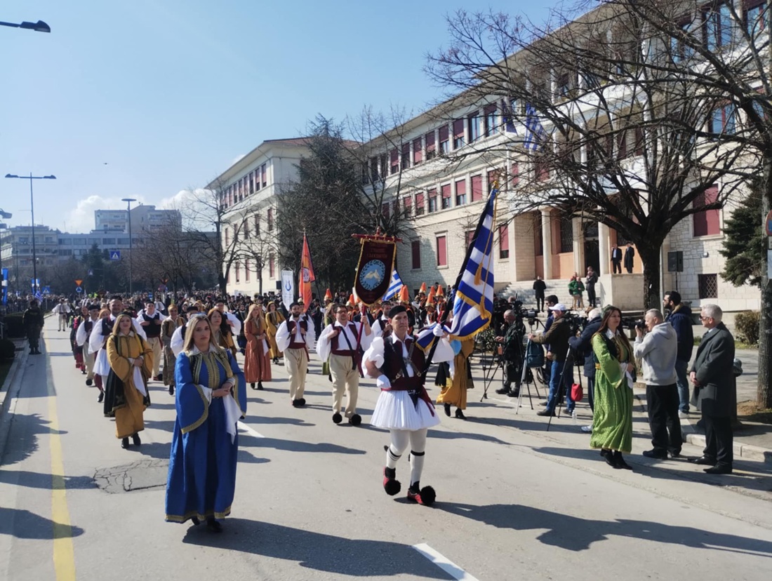 parelasi politistikoi