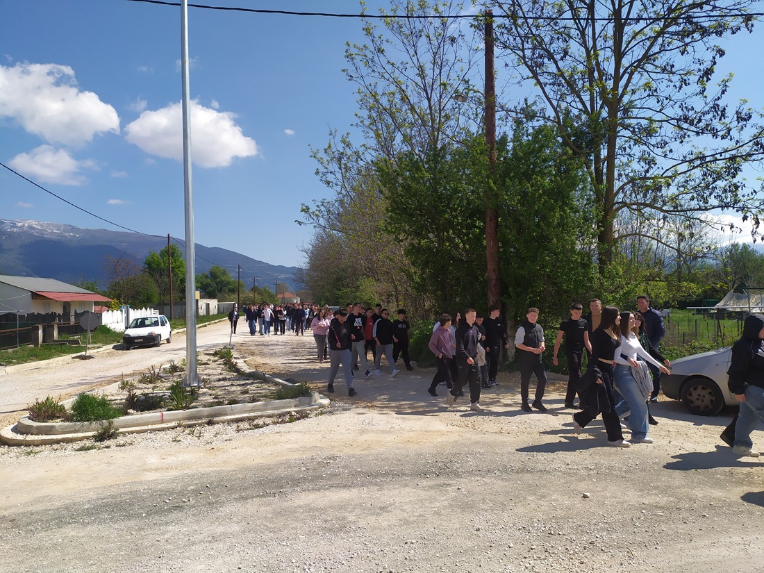 Πρόχειρη επούλωση των λακκουβών και υποσχέσεις 52 diamartyria 2o gymnasio anatolis