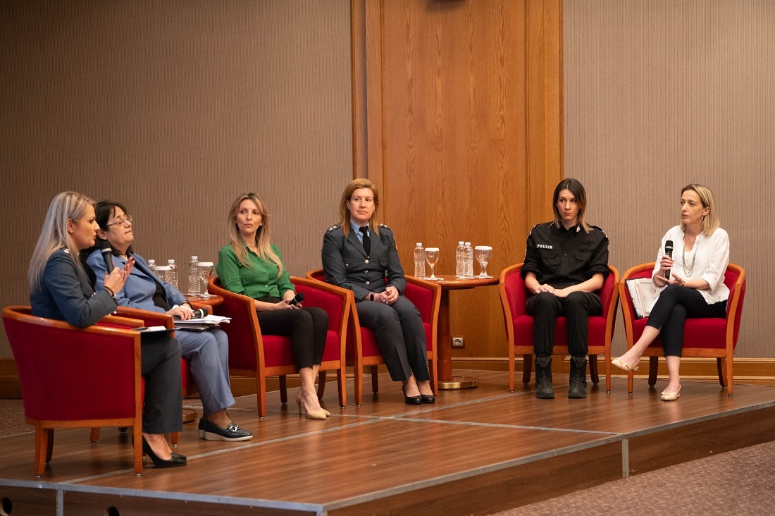 Ενδοοικογενειακή βία: Εμπειρίες και διαπιστώσεις σε δύο στρογγυλά τραπέζια 52 Mazi spame th siwpi panel 2
