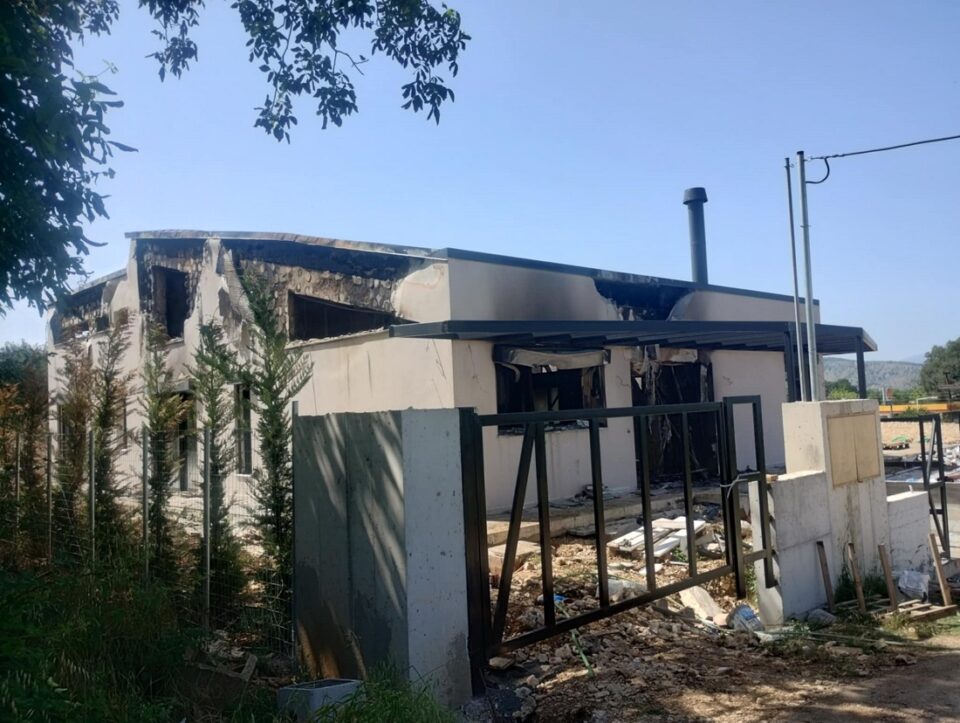 Spiti Loggades fwtia 2