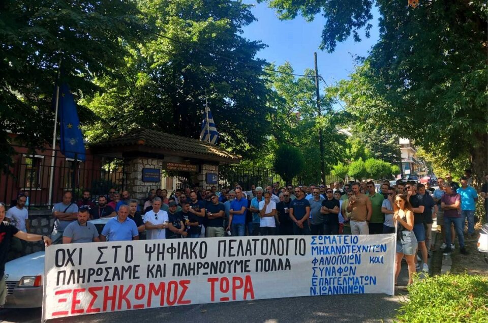 Diamartyria synergeia apokentrwmeni