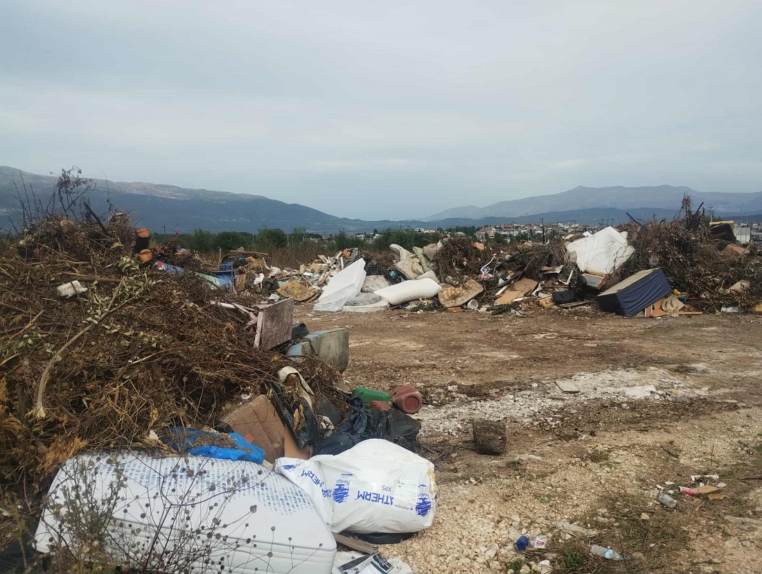 Χωρίς άδεια τελικά η εναπόθεση ογκωδών παραπλεύρως της Νιάρχου 54 Ogkwdi Niarxou 1