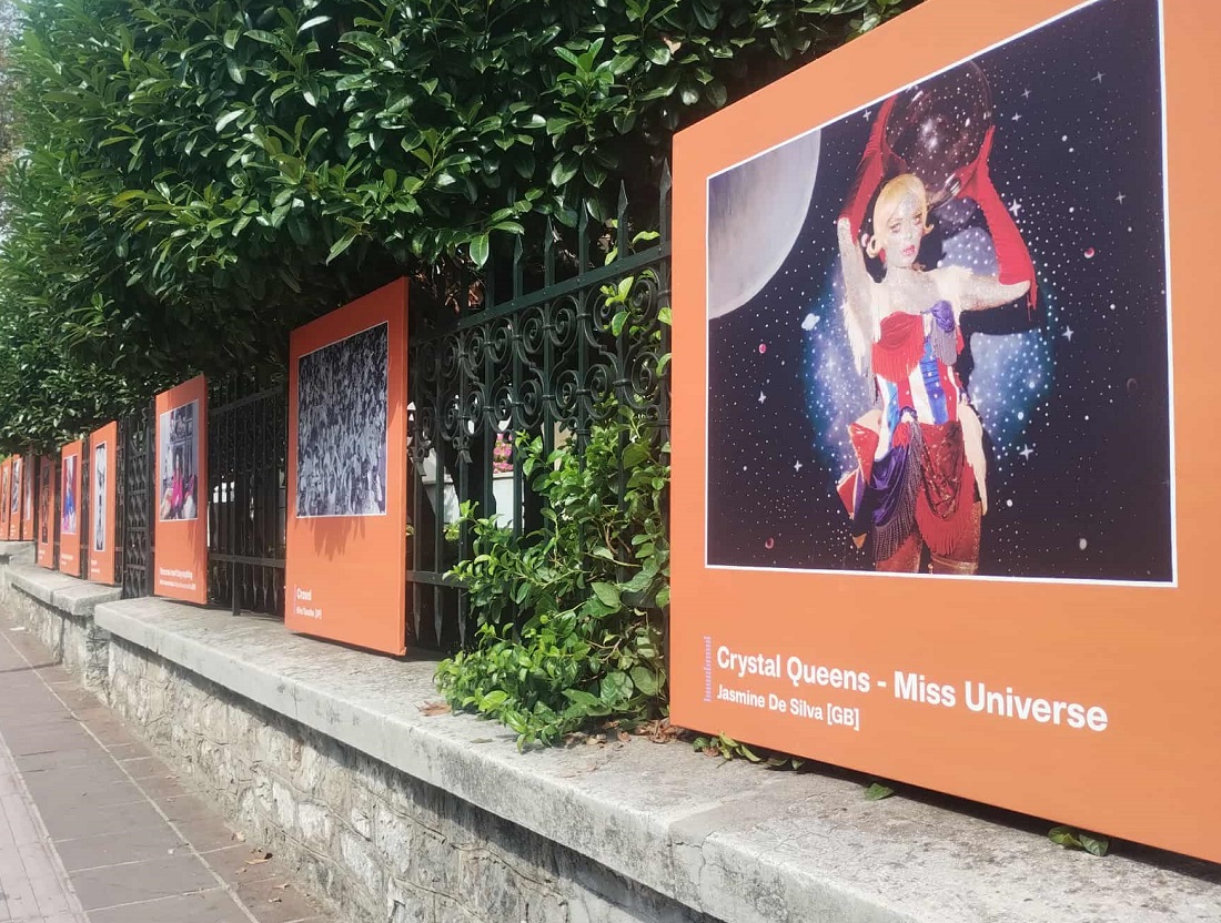 Εξερευνώντας την ποπ κουλτούρα στα κάγκελα του Δημαρχείου 54 photometria dimarxeio 1