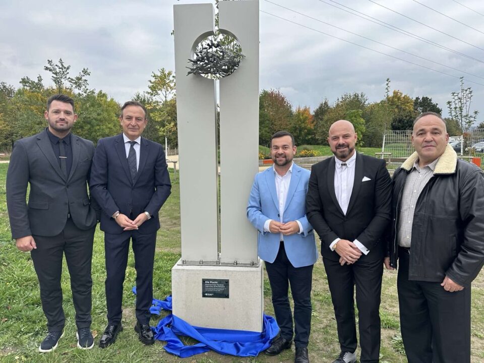 Plateia Ioanninon Sverte glypto 2