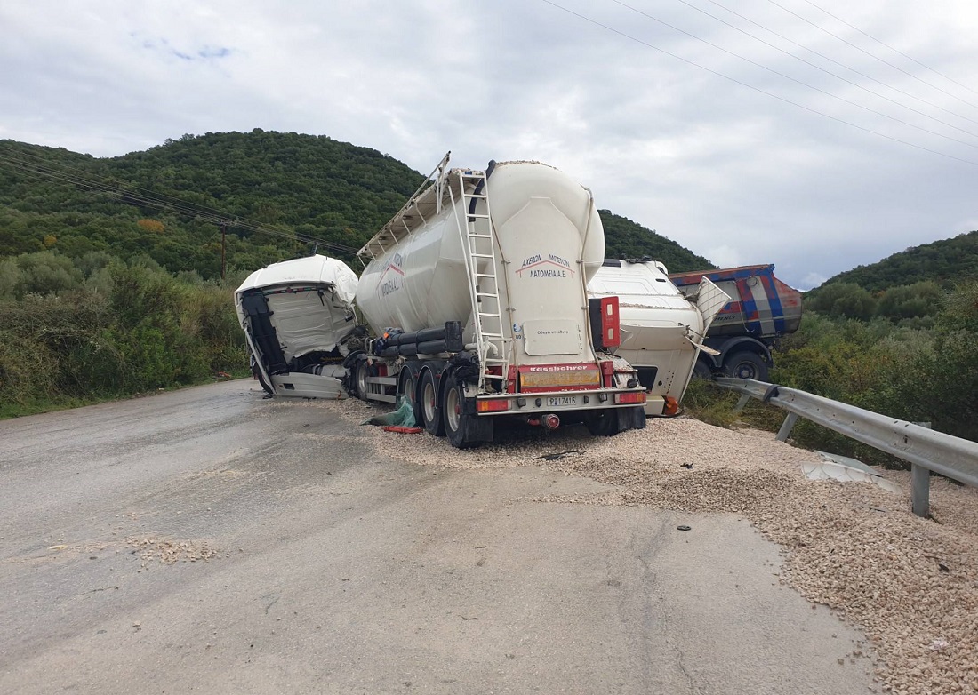 Σφοδρή σύγκρουση δύο φορτηγών στον δρόμο Καρτέρι – Πλαταριά 55 sygkrousi fortigwn 1